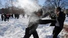 Massachusetts Institute of Technology (MIT) and Harvard University students have a snow ball fight in Cambridge, Massachusetts February 10, 2013 following a winter blizzard which dumped up to 40 inches of snow with hurricane force winds, killing at least nine people and leaving hundreds of thousands without power. REUTERS/Brian Snyder (UNITED STATES - Tags: ENVIRONMENT) Published: Úno. 10, 2013, 7:12 odp.