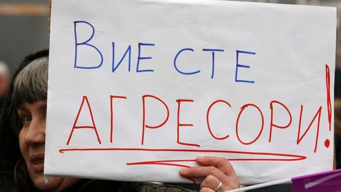 Bulharka demonstruje před ukrajinskou ambasádou v Sofii: Nápis jasně říká, koho má za viníka zastavených kohoutků od plynu.