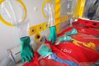 Pacient z Bulovky ebolu nemá, ukázaly testy v Berlíně