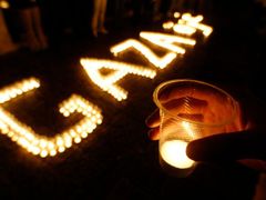 Hodinu před půlnocí (místního času) se v západní části Betléma rozhořely svíčky symbolizující protest Palestinců proti izraelským útokům na Gazu.