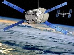 Evropská automatická kosmická loď ATV (v popředí) se v představě kreslíře blíží k Mezinárodní vesmírné stanici, kam nese svůj náklad.