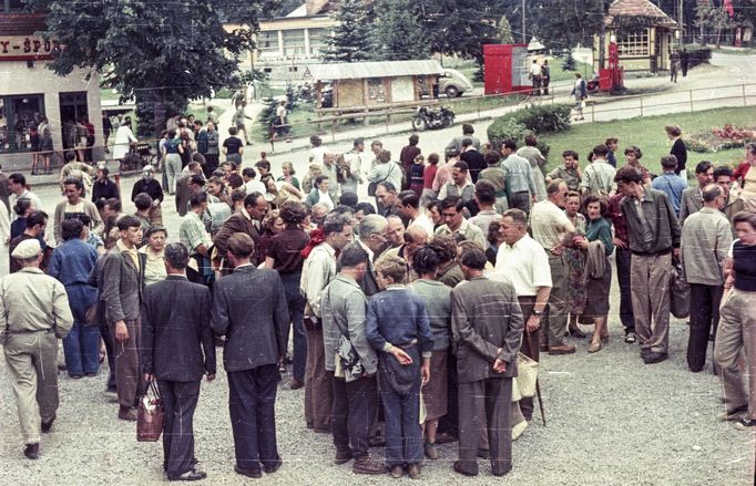 Návštěvníci v Tatranské Lomnici, Vysoké Tatry, 1956. Nativně barevný archivní snímek z kinofilmu.