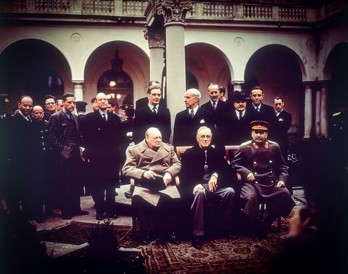 Britský premiér Winston Churchill, americký prezident Franklin Roosevelt a sovětský premiér Josif Stalin v Jaltě na Krymu v roce 1945. Barevná fotografie