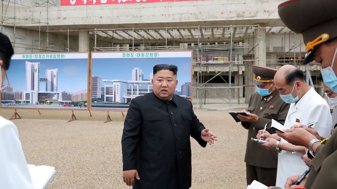 Kim Čong-un u rozestavěné nemocnice v Pchjongjangu. Měla být symbolem úspěšného boje proti koronaviru. Ale na stavbu není dost materiálu.