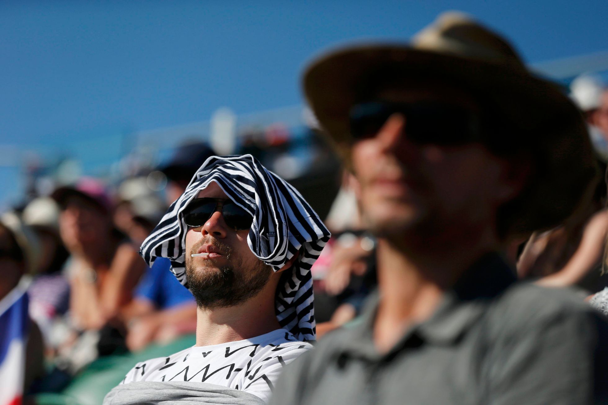 Wimbledon 2015: diváci se chrání před sluncem