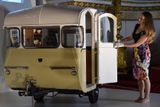 Plně vybavený zmenšený karavan sloužil na hraní princi Charlesovi a jeho sestře princezně Anně v roce 1955.