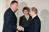 10. 1. Přivítání u Moskvy. Ruský premiér a jeden z nejmocnějších vládců světa Vladimir Putin se vítá s hlavou EU, kterou je nyní půl roku premiér Mirek Topolánek.