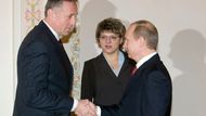 10. 1. Přivítání u Moskvy. Ruský premiér a jeden z nejmocnějších vládců světa Vladimir Putin se vítá s hlavou EU, kterou je nyní půl roku premiér Mirek Topolánek.