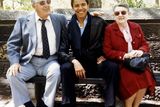Nedatovaný snímek Obamy ve studijních letech a jeho prarodičů.