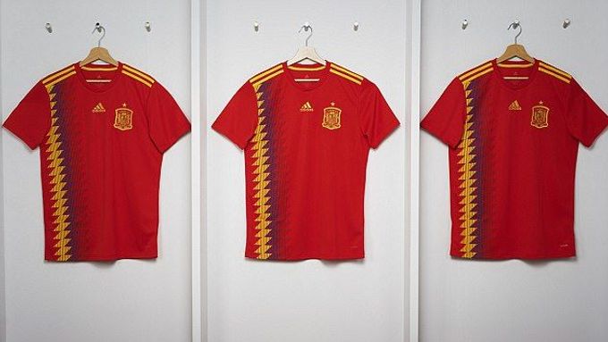 Motivy na dresech španělské fotbalové reprezentace pro MS 2018 mohou připomínat republikánskou vlajku, již dodnes používají odpůrci monarchie.