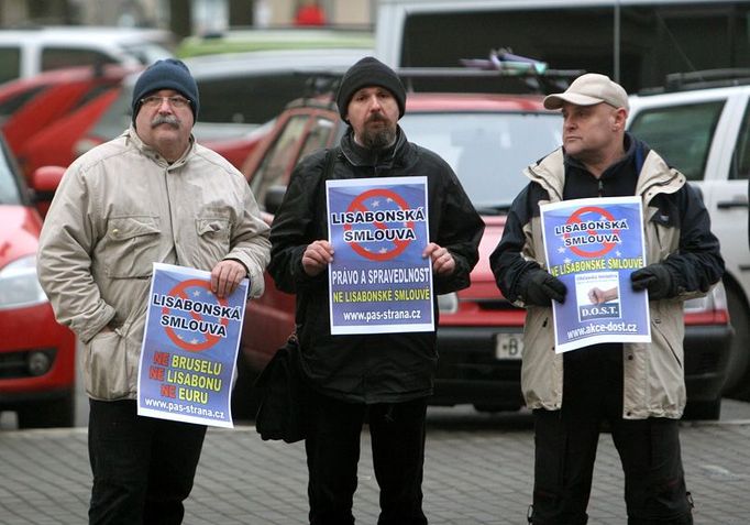 Demonstrace proti Lisabonské smlouvě. S plakáty přišli před soud tři příznivci pravicového hnutí Právo a spravedlnost.