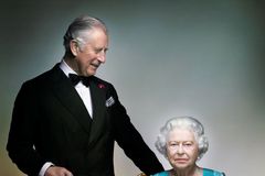 Alžběta II. zadržuje smích, reagují Britové na novou oficiální fotku královny a jejího syna