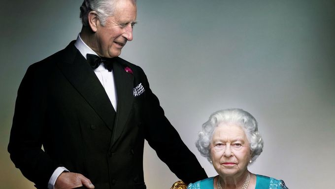 Princ Charles s královnou Alžbětou II.
