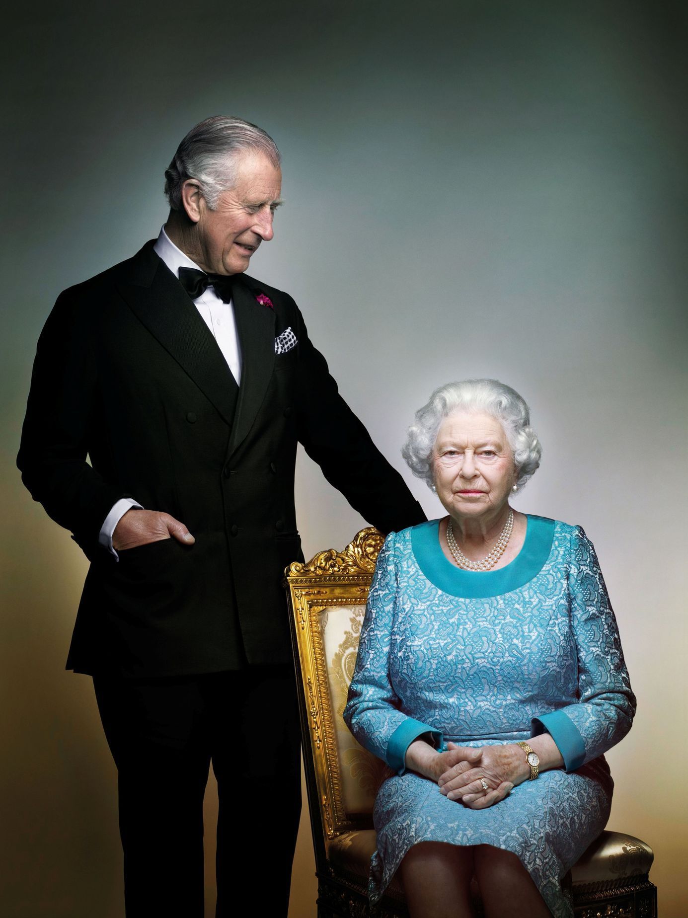 Královna Alžběta II na snímku s princem Charlesem