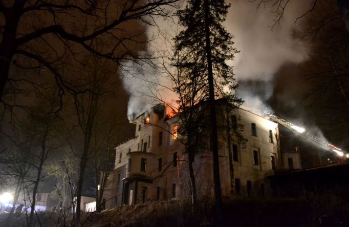 Kouř z požáru mířil přímo do města, a tak hasiči varovali obyvatele, aby po ránu raději nevětrali.