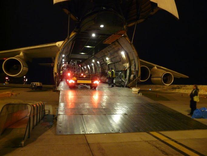 Technika českých vojáků postupně mizí v útrobách velkokapacitního letounu An-124 Ruslan.