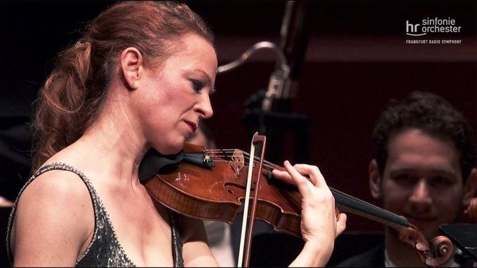 Carolin Widmannová hraje houslovou etudu Jörga Widmanna.