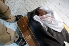 Libyjci uložili Kaddáfího v poušti do hrobu bez jména
