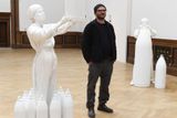 Na snímku je sochař Melik Ohanian se svým dílem.