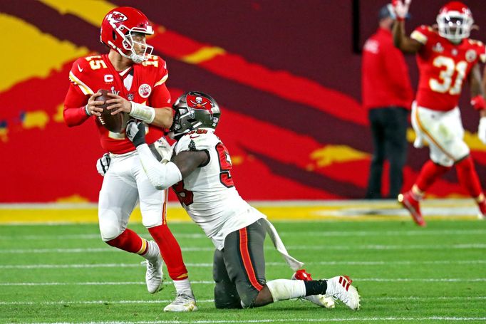 Patrick Mahomes z Kansas City Chiefs a hráč Tampy Bay Buccaneers Shaquil Barrett (58) ve finále Super Bowlu LV 2021