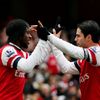 Gervinho a Arteta z Arsenalu se radují z branky
