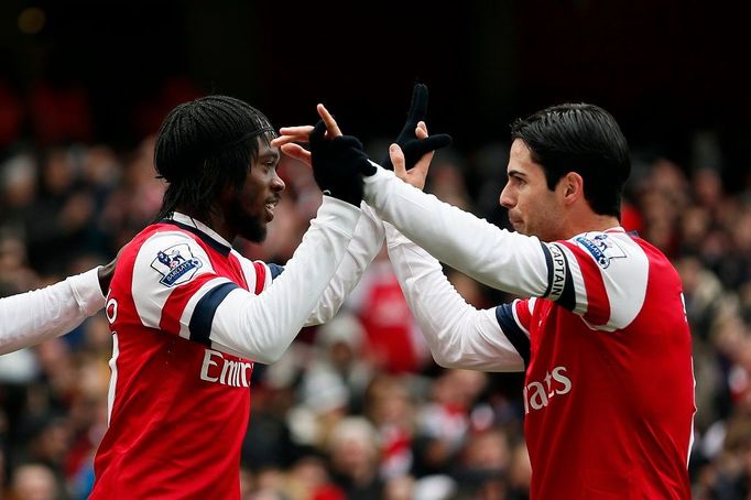 Gervinho a Arteta z Arsenalu se radují z branky.