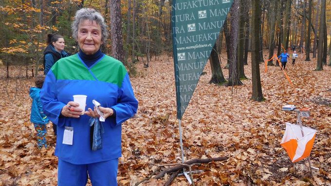 Brzy 83letá závodnice Blanka Bláhová v cíli orientačního běhu.