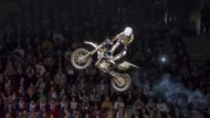 Travis Pastrana je považován za krále freestyle motokrosu. Položil základy a vymyslel většinou skoků. S freestyle motokrosem začal již jako čtrnáctiletý kluk. Jako první na světě dokázal skočit dvojité salto vzad (double backflip). Podívejte se.