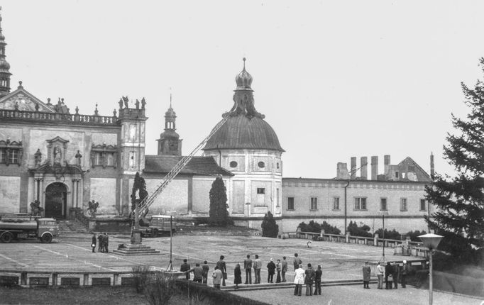 Navzdory úsilí hasičských jednotek v boji s požárem, se nepodařilo před ohnivým živlem zachránit střechu kláštera.