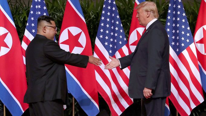Americký prezident Donald Trump a severokorejský lídr Kim Čong-un si potřásli rukou