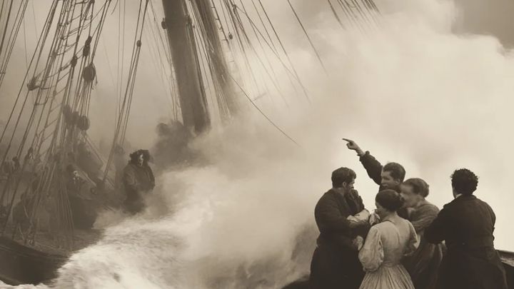 Prokletá Mary Celeste. Posádka zmizela, opuštěná loď se pohupovala na vlnách; Zdroj foto: Aktuálně.cz / Dall E2 / Midjourney / Prompt engineering: Dan Poláček