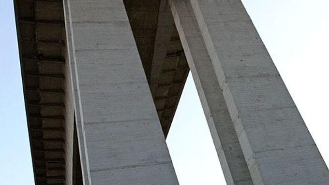 Pilíře mostu měli pomalovat umělci
