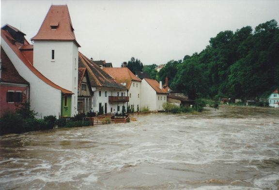 Koryto Vltavy se při povodních v roce 2002 vylilo z břehů a postupem času voda zalila celé přízemí až po strop.