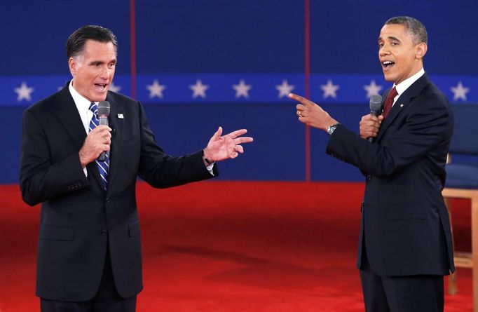 U.S. Republican presidential nominee Mitt Romney (L) and U.S. President Barack Obama speak directly to each other during the second U.S. presidential debate in Hempstead, New York, October 16, 2012. REUTERS/Mike Segar (UNITED STATES - Tags: POLITICS ELECTIONS USA PRESIDENTIAL ELECTION TPX IMAGES OF THE DAY) Published: Říj. 17, 2012, 4:30 dop.