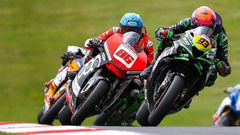 Owen Jenner (vlevo, číslo 86), jedna z obětí pondělní tragédie, při závodu britského mistrovství superbiků