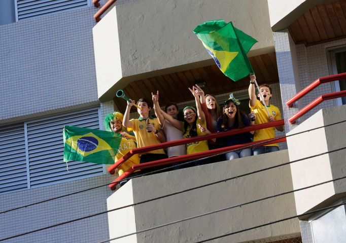 Brazil soccer fans celebrate before the opening match of the 2014 World Cup between Brazil and Croatia in Curitiba, June 12 2014. REUTERS/Henry Romero (BRAZIL - Tags: SPO