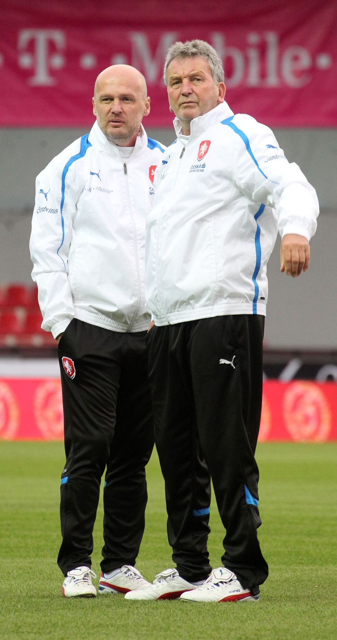 Trenéři reprezentace Michal Bílek a Josef Pešice na tréninku před zápasem s Bulharskem