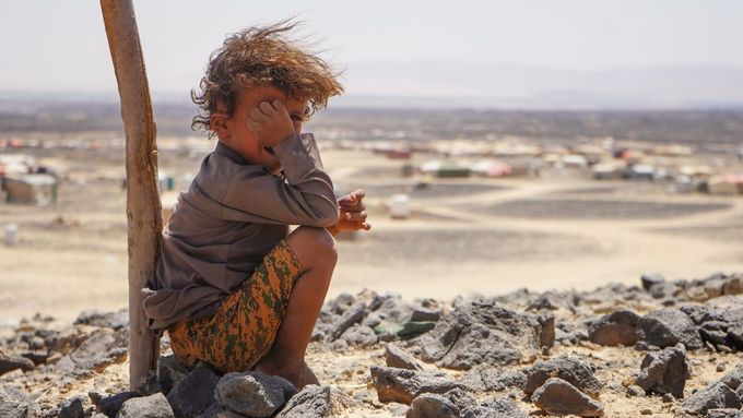 Jemenský chlapec ve vysídleneckém táboře u města Marib v Jemenu.