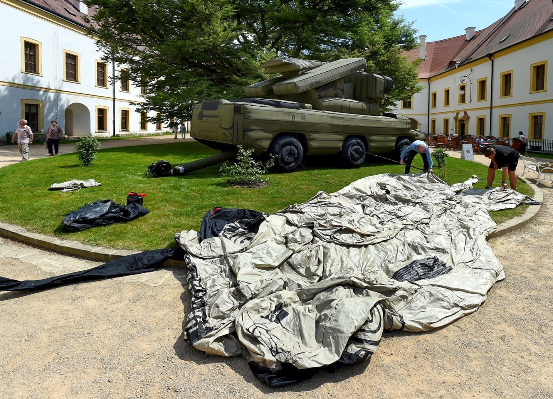 Makety zbraní, atrapa, válka, zbraně, válečná lest, historie
