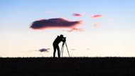 Podívaná, která bere dech, se odehrává pravidelně na začátku letních prázdnin. Láká spousty turistů i fotografů. A důvěrně ji znal i český malíř Otakar Kubín, který v Provence žil.