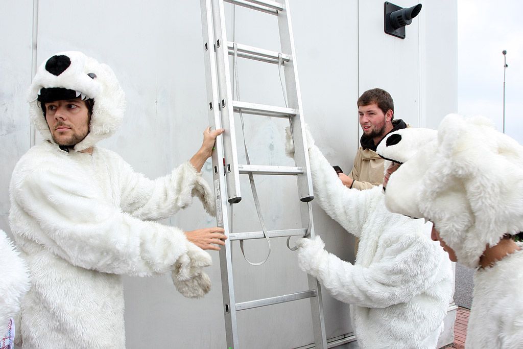 Lední medvědi na čerpací stanici