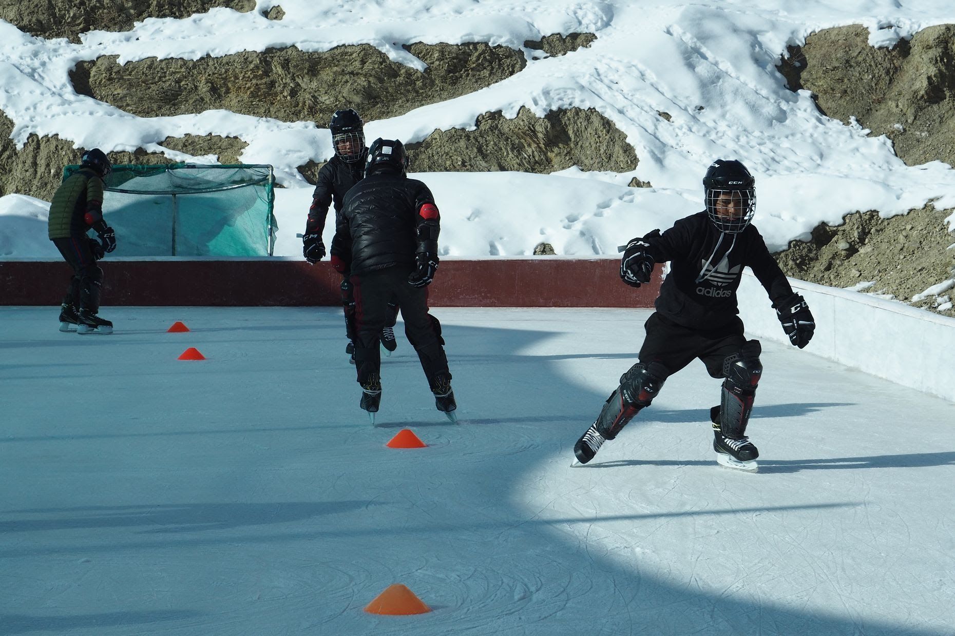 Čeští dobrovolníci učí malé Tibeťany hokej