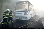 Požár autobusu zkomplikoval dopravu na R10 u Prahy