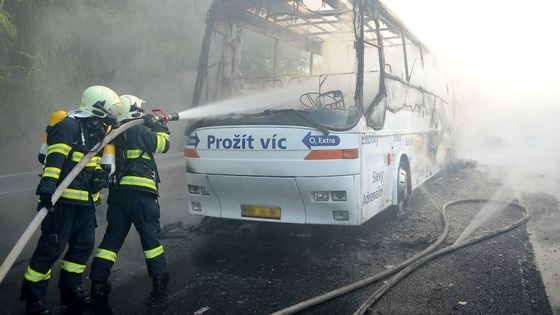 Na R10 shořel až na kostru linkový autobus