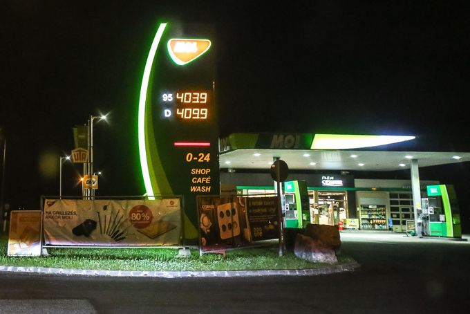 První pumpa za slovinsko-maďarskými hranicemi. Litr benzinu zde při kurzu 8 Kč/100 forintů pořídíte za 32,30 koruny, litr dieselu pak za dokonce vyšší cenu 32,80 Kč.