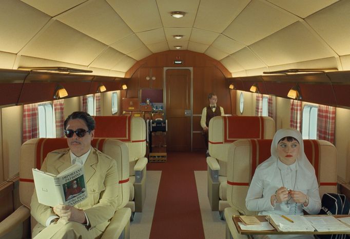 Benicio Del Toro jako bohatý magnát Zsa-zsa Korda a Mia Threapletonová jako jeho dcera ve filmu Fénické spiknutí.