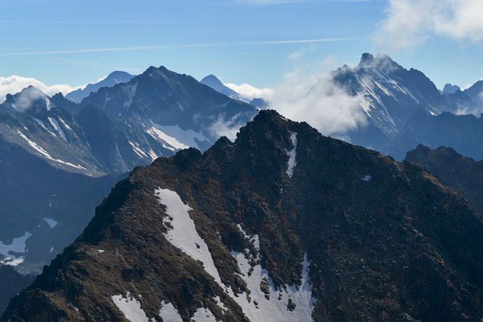 Ranní panorama Vysokých Tater se štíty Malé Rysy, Rysy, Vysoká, Ľadový a Lomnický štít, ilustrační snímek z 16. června 2017. Ilustrační snímek