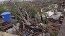 A woman looks at a fallen tree on top of her house after Hurricane Sandy hit Santiago de Cuba October 25, 2012. Strengthening rapidly after tearing into Jamaica and crossing the warm Caribbean Sea, Sandy hit southeastern Cuba early on Thursday with 105-mph winds that cut power and blew over trees across the city of Santiago de Cuba. Reports from the city of 500,000 people, about 470 miles (750 km) southeast of Havana spoke of significant damage, with many homes damaged or destroyed. REUTERS/Miguel Rubiera/Cuban Government National Information Agency-AIN/Handout (CUBA - Tags: ENVIRONMENT DISASTER) FOR EDITORIAL USE ONLY. NOT FOR SALE FOR MARKETING OR ADVERTISING CAMPAIGNS. THIS IMAGE HAS BEEN SUPPLIED BY A THIRD PARTY. IT IS DISTRIBUTED, EXACTLY AS RECEIVED BY REUTERS, AS A SERVICE TO CLIENTS Published: Říj. 25, 2012, 7:09 odp.