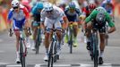 Peter Sagan (vpravo) si jede pro vítězství v 13. etapě na Tour de France 2018