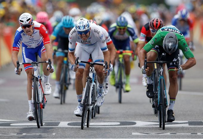 Peter Sagan (vpravo) si jede pro vítězství v 13. etapě na Tour de France 2018